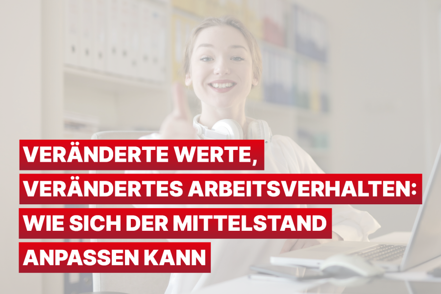 Eine junge Frau im Büro gibt lächelnd Daumen hoch, symbolisiert Anpassung im Mittelstand. Text: "Veränderte Werte, verändertes Arbeitsverhalten".